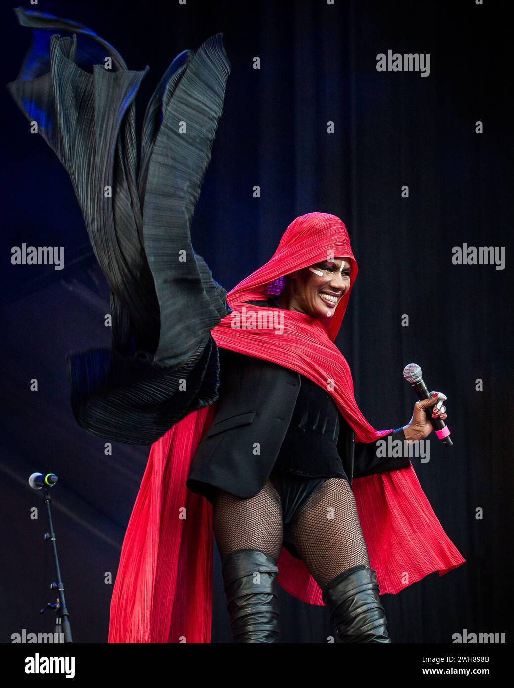 Grace Jones tritt live in 2022 auf Stockfoto