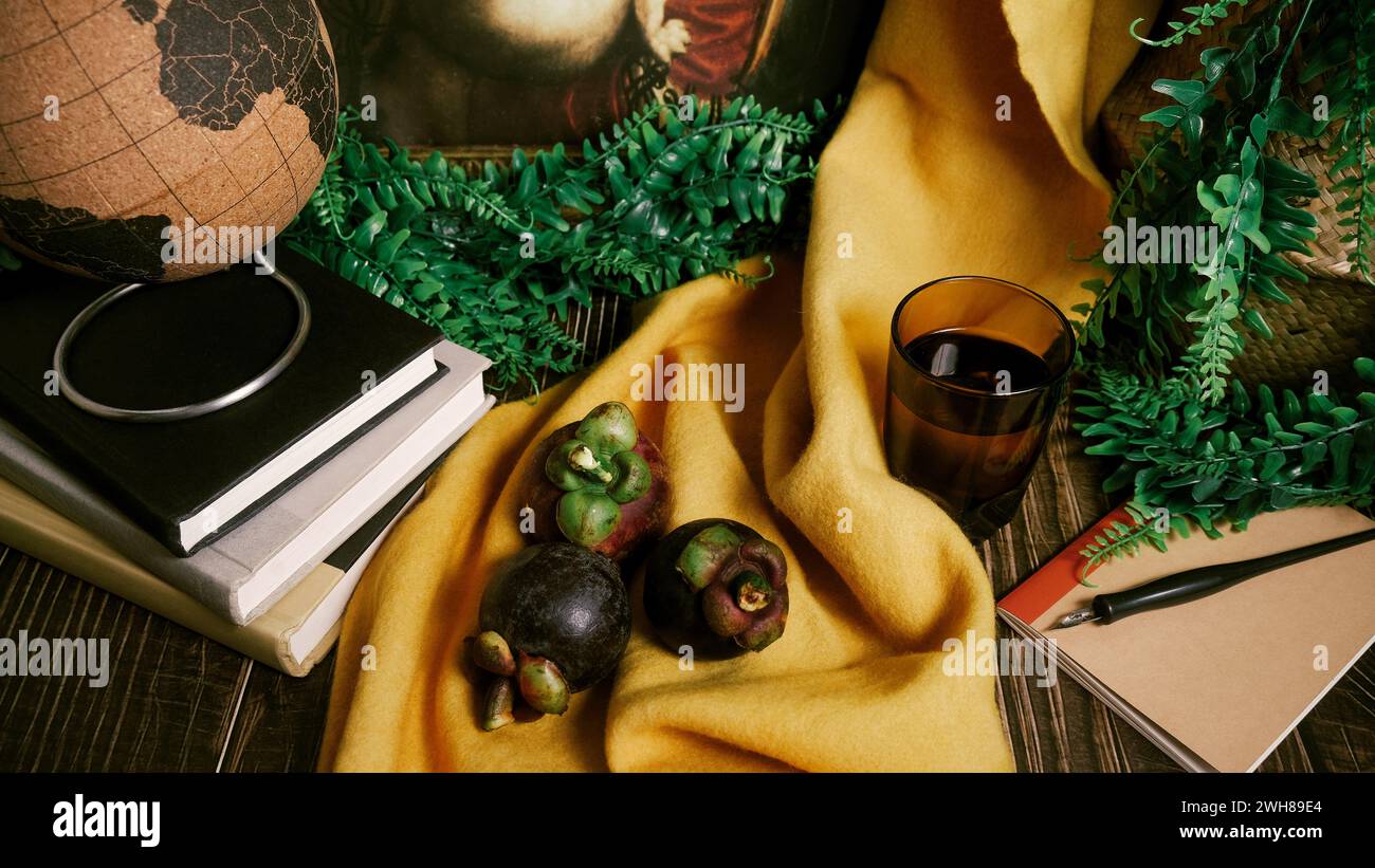 Stilvolles, von üppigen niederländischen Stillleben inspiriertes Schreibtischgewirr. Holztisch mit Büchern, Globus, Weinstöcken, Tagebuch, Tauchschreiber, Tintenflasche, Mangostanfrucht. Stockfoto