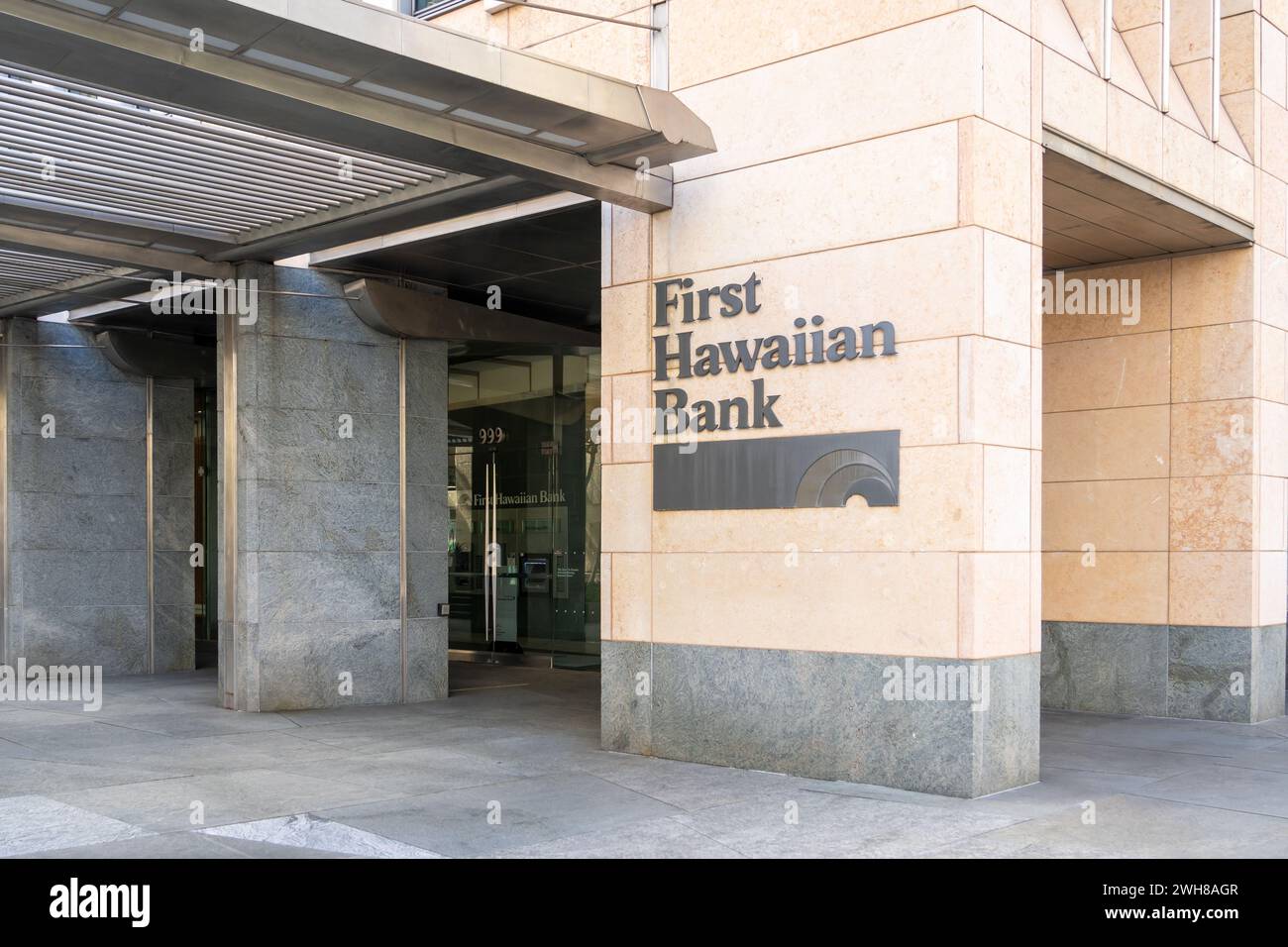 Eine erste Filiale der Hawaiian Bank in Waikiki, Hawaii. Stockfoto