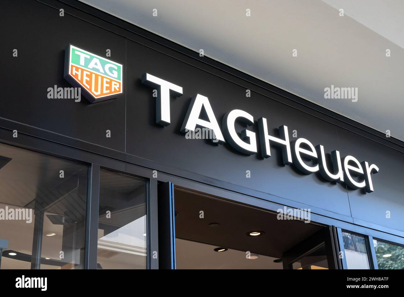 Nahaufnahme des TAG Heuer Logozeichens in ihrem Geschäft in einem Einkaufszentrum in Waikiki, Hawaii. Stockfoto