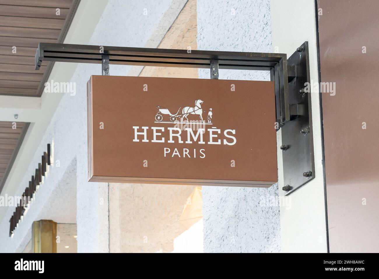 Nahaufnahme eines Logoschildes von Hermes in ihrem Geschäft in einem Einkaufszentrum in Waikiki, Hawaii. Stockfoto