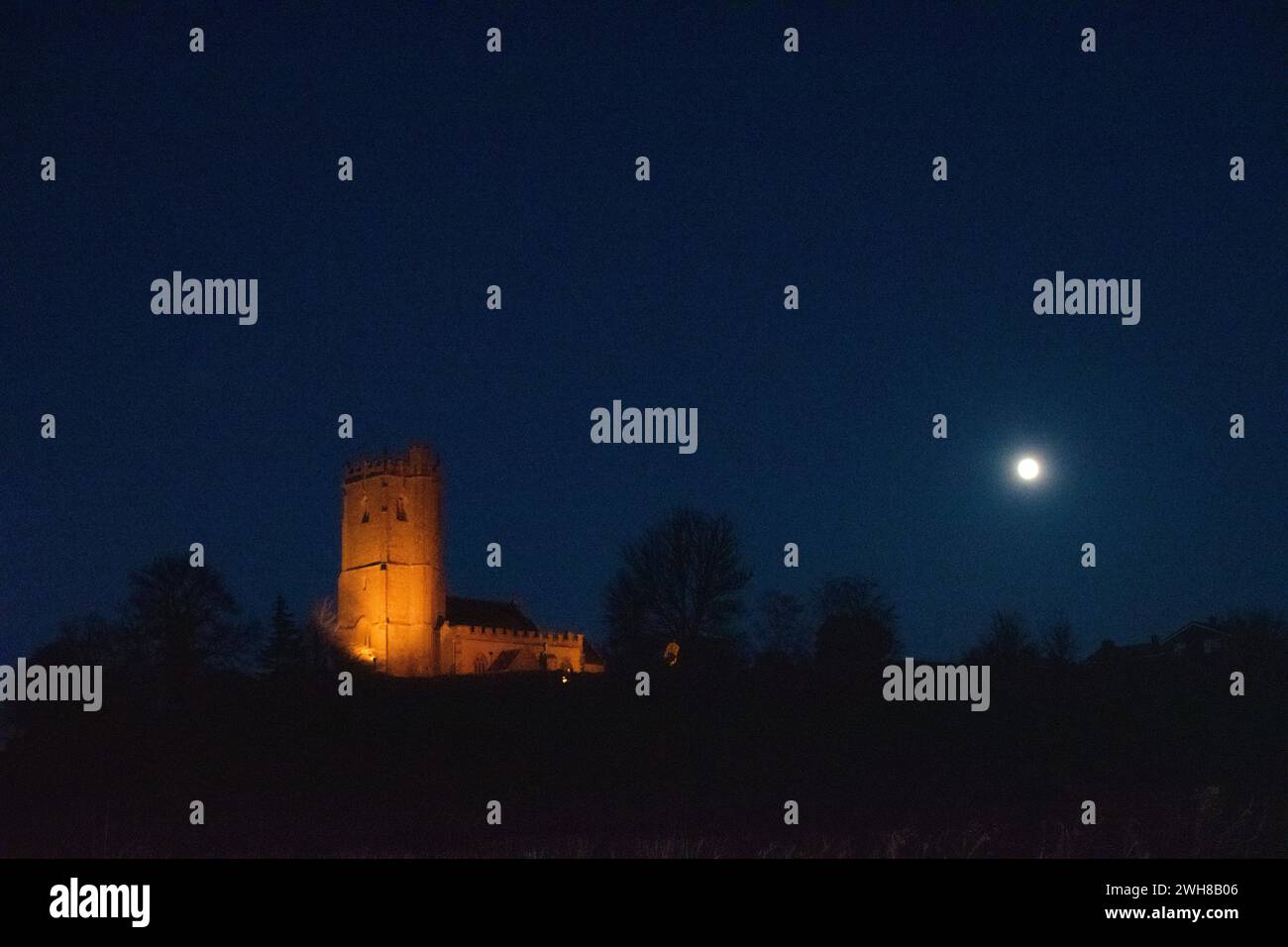 Kirche beleuchtet am Nachthimmel - Somerset, England Stockfoto