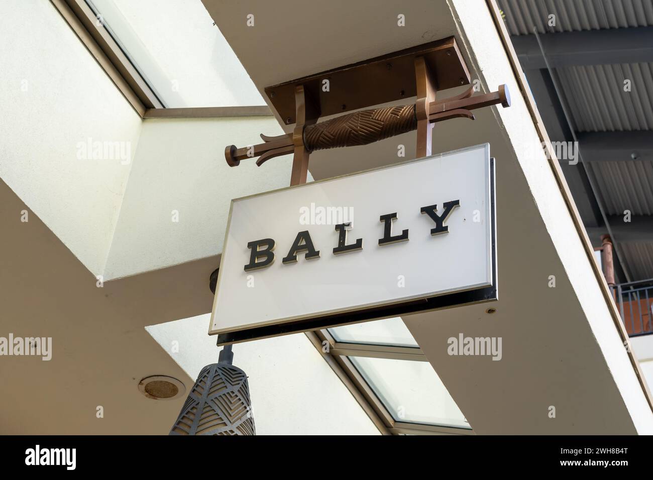 Nahaufnahme eines Ladenschildes von Bally in einem Einkaufszentrum in Waikiki, Hawaii. Stockfoto