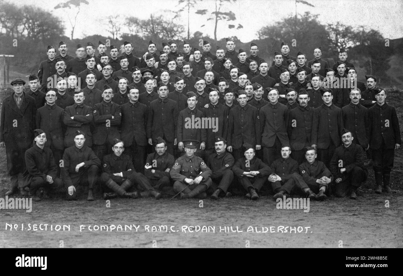 Aldershot, Hampshire. 1914: Ein offizielles Gruppenfoto von Soldaten der britischen Armee, die der No.1 Section, „F“ Company, Royal Army Medical Corps im Redan Hill Fort, Aldershot, Hampshire, angehören, im Jahr 1914. Abgesehen vom Sergeant, der Standard-Khaki-Uniform trägt, und einem anderen, der Zivilkleidung trägt, sind alle anderen in blauen serge-temporären Uniformen gekleidet, die als „Kitchener Blues“ bekannt sind. Da das Kriegsministerium in den Anfangswochen des Ersten Weltkriegs keine ausreichende Menge an Standard-Khaki-Uniformen erhalten konnte, wurde diese Alternative als Notmaßnahme eingeführt. Stockfoto