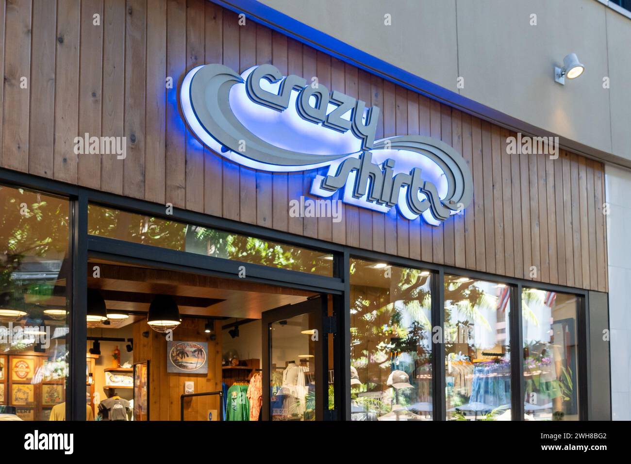 Nahaufnahme des Crazy Shirts Logozeichens in ihrem Geschäft in einem Einkaufszentrum in Waikiki, Hawaii. Stockfoto