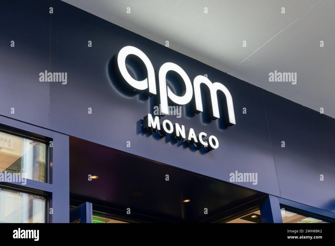 APM Monaco Logoschild in ihrem Geschäft in einem Einkaufszentrum in Waikiki, Hawaii. Stockfoto