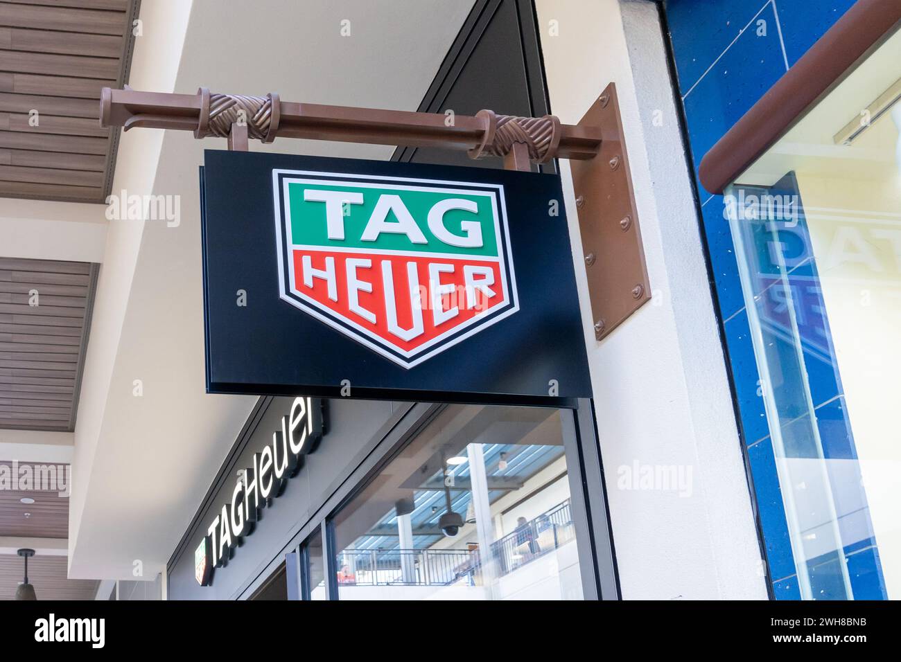 TAG Heuer Hängeschild in ihrem Laden in einem Einkaufszentrum in Waikiki, Hawaii. Stockfoto