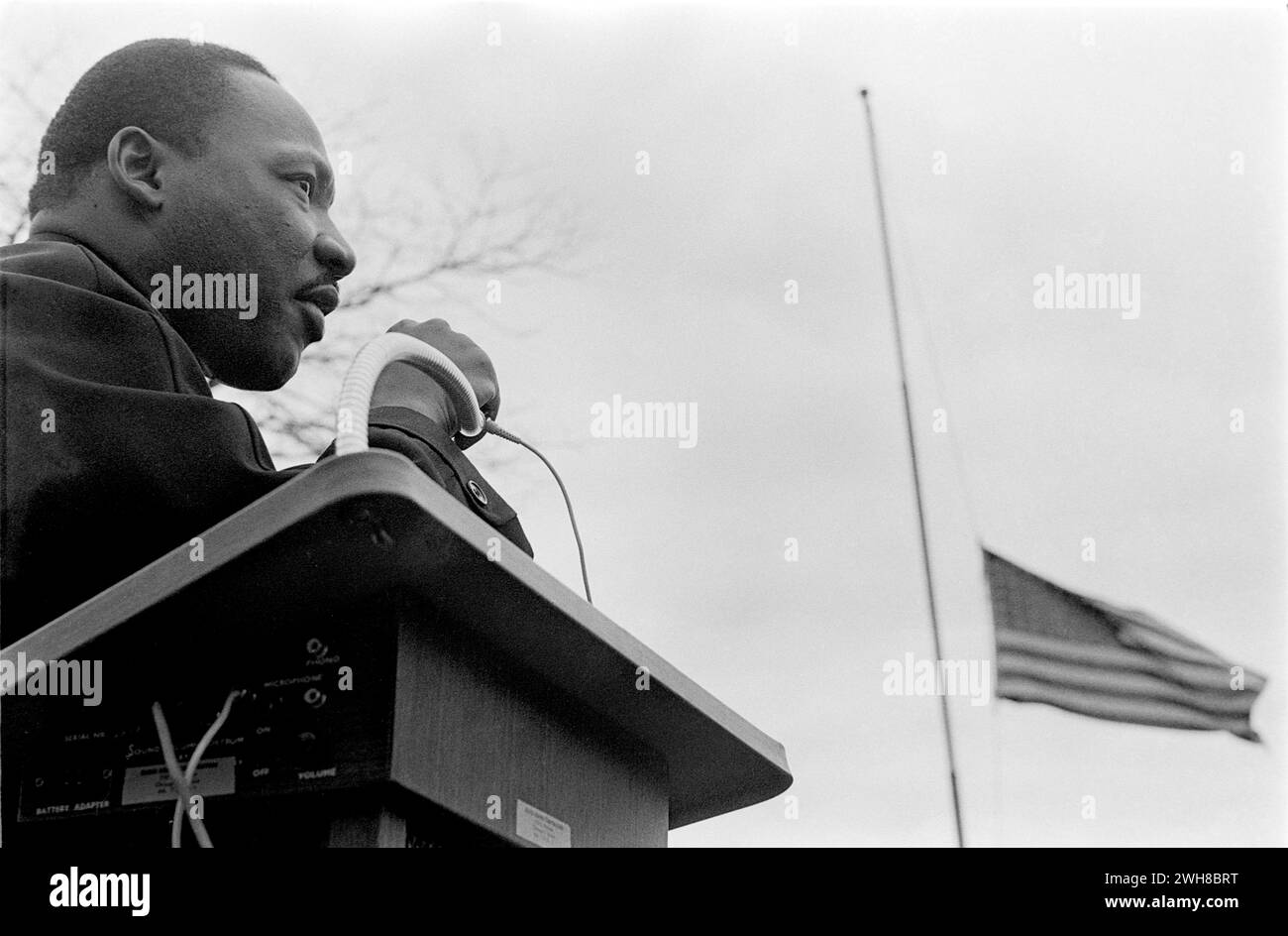 Dr. King sprach während eines friedlichen Bürgerrechtsprotests in den 1960er Jahren in Chicago Stockfoto