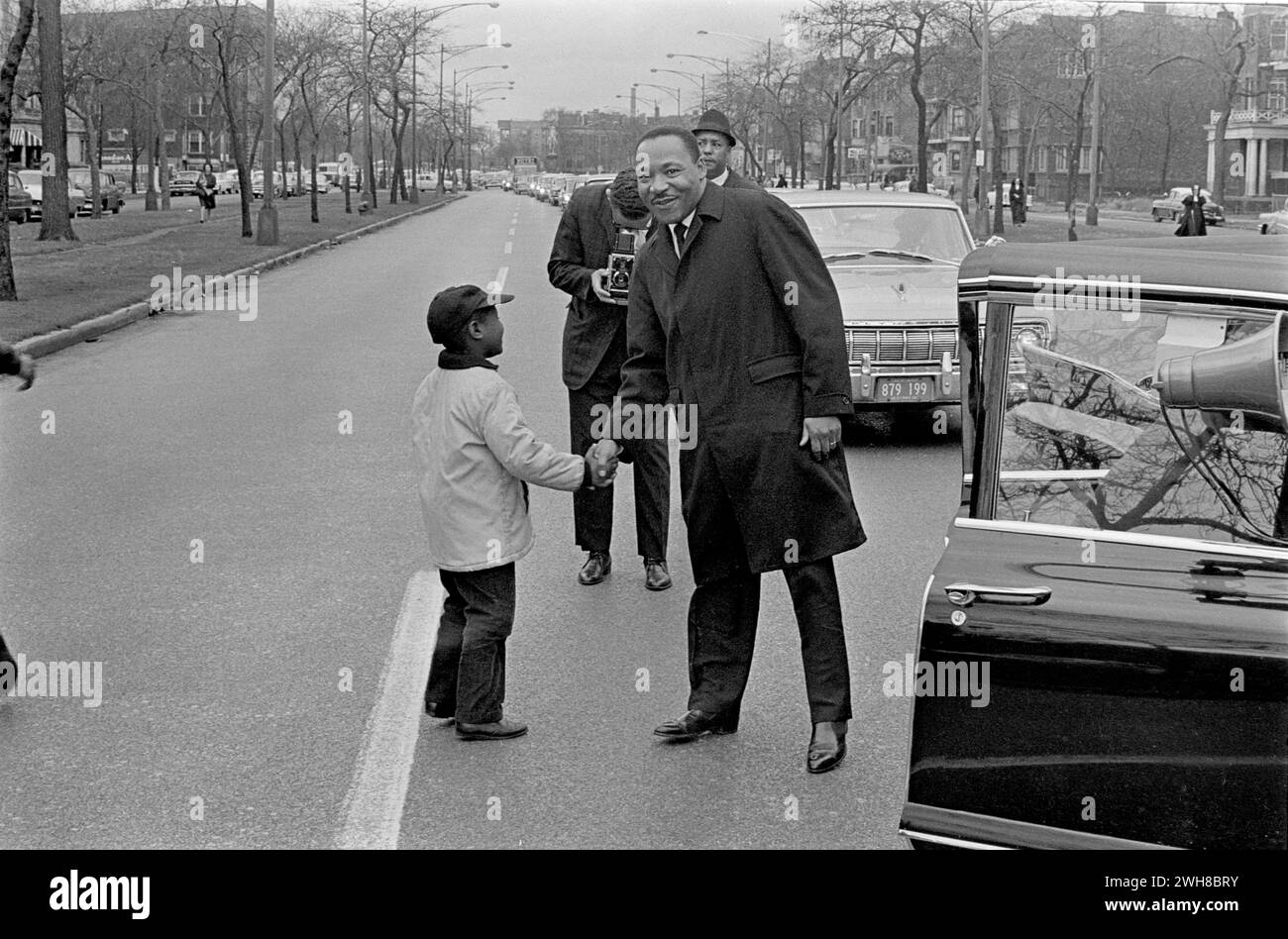 Dr. King grüßt Young Boy während eines friedlichen Bürgerrechtsprotests in den 1960er Jahren in Chicago Stockfoto