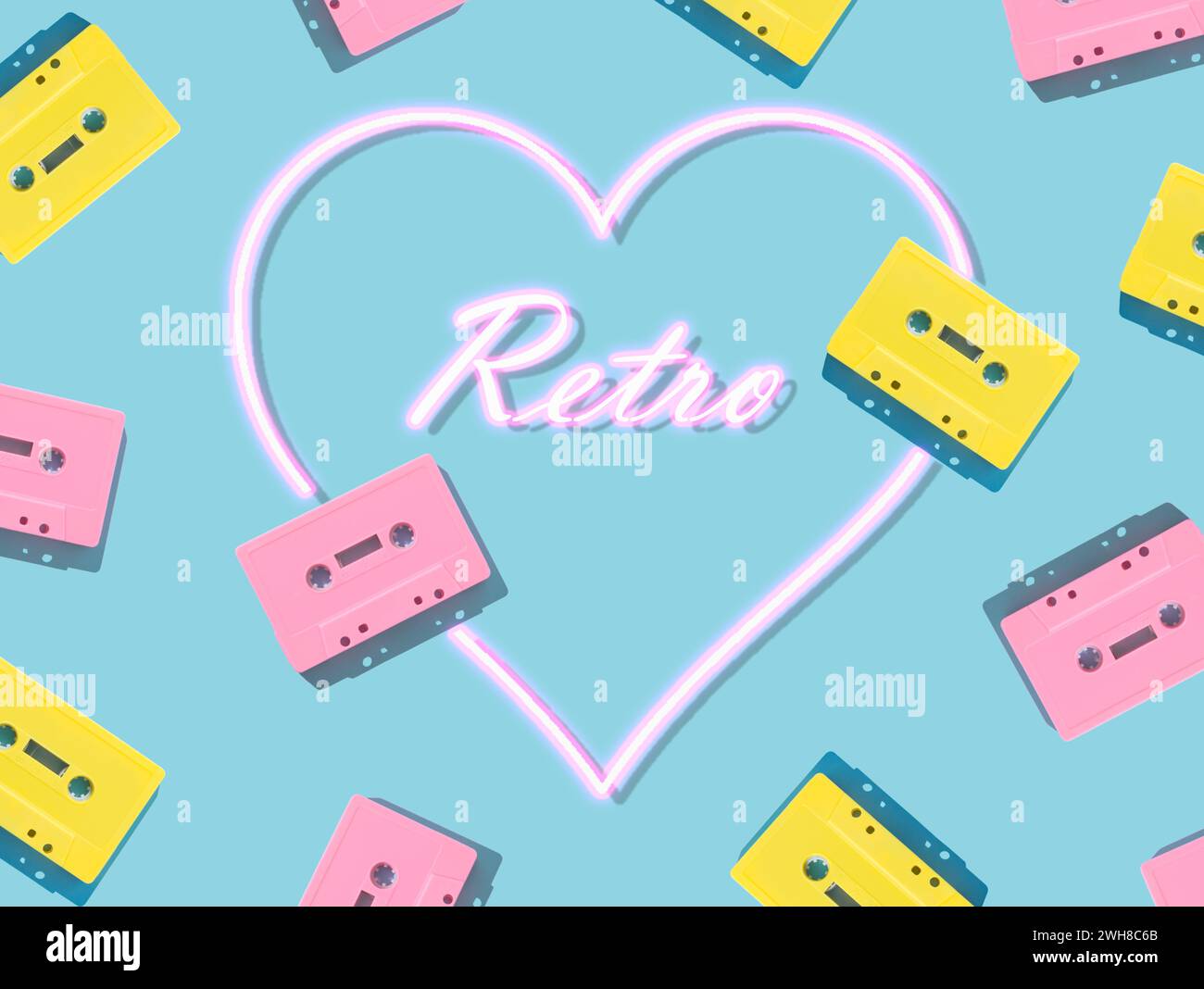 Muster von rosafarbenen und gelben Tonkassettenbändern im Retro-Stil mit rosa Neonherzen auf blauem Hintergrund. Kreatives Konzept der Retro-Technologie. Ästhetik der 80er Jahre. Stockfoto