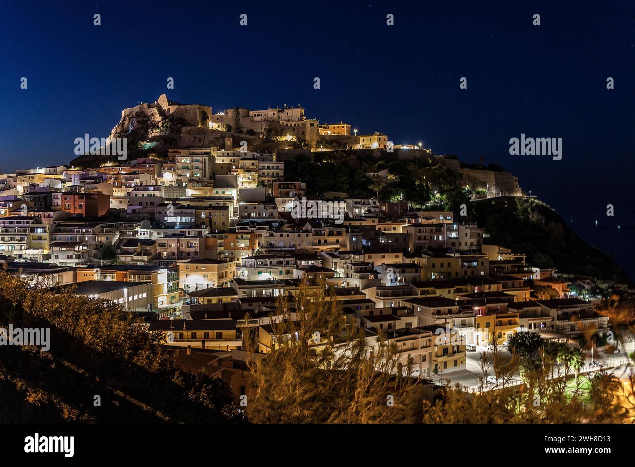 Nächtlicher Blick auf Castelsardo, einschließlich Castello dei Doria, Sardinien Stockfoto