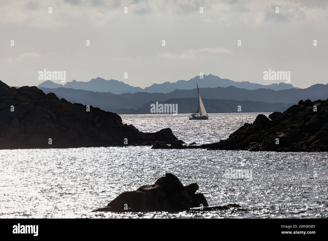 Segelboot, das zwischen den Inseln in der Nähe von Budelli im Maddalena-Archipel auf Sardinien fährt Stockfoto