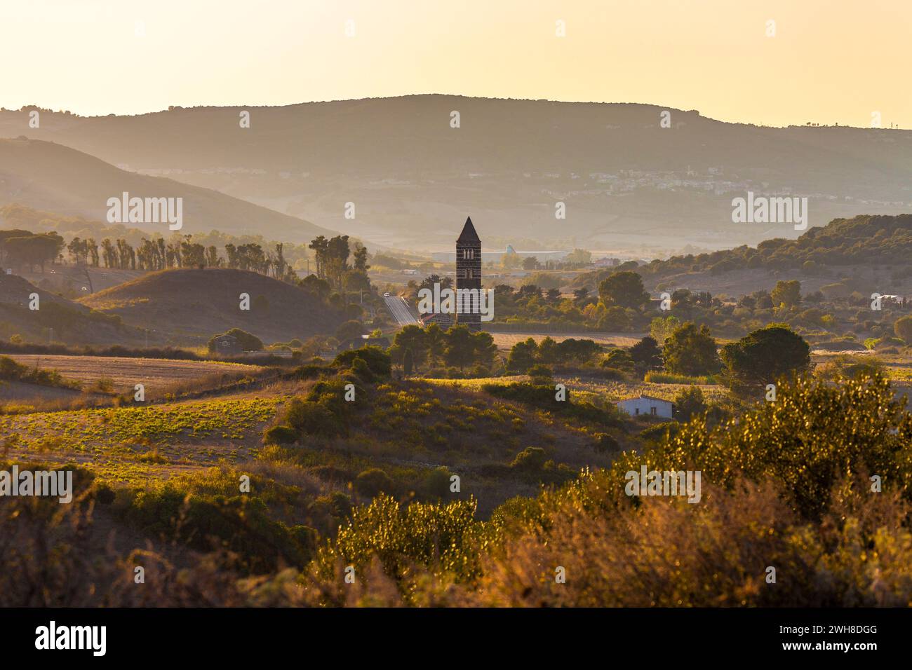 Abendlicher Blick auf den Glockenturm der Santissima Trinita di Saccargia Kirche in der Landschaft von Logoduro, Codrongianos, Sardinien Stockfoto