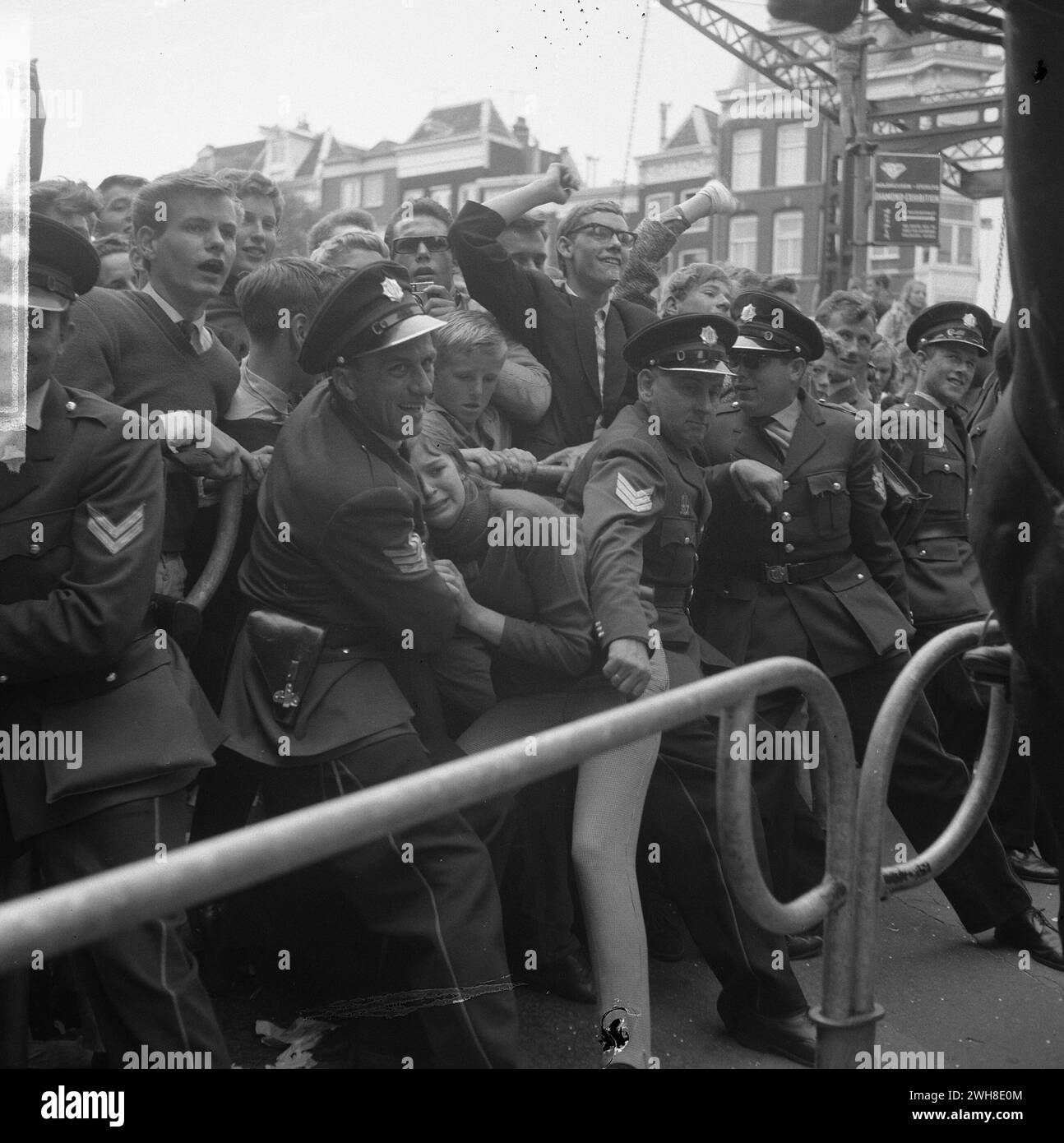 Amsterdam, Niederlande. Juni 1964. Beatles in den Niederlanden hatte die Polizei Schwierigkeiten, die Menge zu kontrollieren Stockfoto