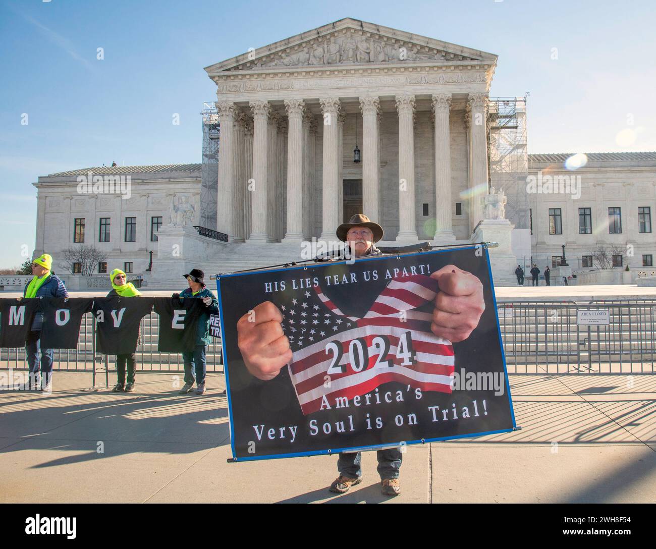 Washington DC, 8. Februar 2024, USA:Anti-Trump-Anhänger versammelten sich draußen vor dem Obersten Gerichtshof der USA in Washington DC, während die Richter den Fall hören, dass Trump an den Wahlen in Colorado und möglicherweise anderen Bundesstaaten festgehalten oder daran gehindert wurde, in den Wahlen zu erscheinen. Hinweis: Patsy Lynch/MediaPunch Stockfoto