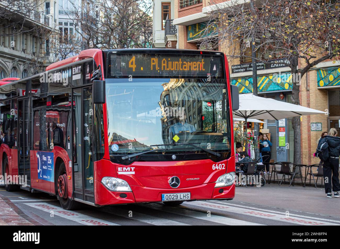 VALENCIA, SPANIEN - 2. FEBRUAR 2024: Roter Bus im Stadtzentrum von Valencia, Spanien am 2. Februar 2024 Stockfoto