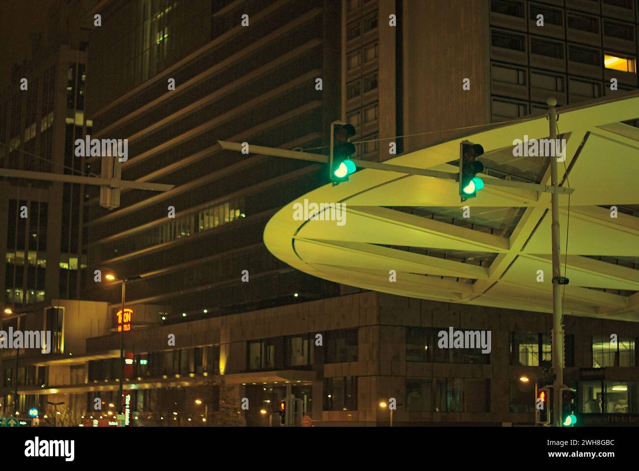 Brüssel, Belgien Februar 2024. Fassade der Brüsseler Gebäude. Stadtarchitektur. Ampel. Starbucks Coffee Shop Gebäude, Norwegian Thon Hotel Stockfoto