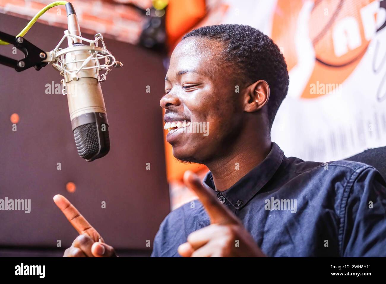 Nakuru, Kenia. Februar 2024. Brian Kennedy moderiert das Radioprogramm „Dread Yard Show“, eine interaktive Talkshow über Gesundheit, Unterhaltung und andere aktuelle Themen auf dem Radio Yetu 89,2 FM-Sender in Nakuru City. Während der Welttag des Radios näher rückt, wird Radio Yetu mehr als 100 Jahre seit seiner Erfindung feiern. Quelle: SOPA Images Limited/Alamy Live News Stockfoto