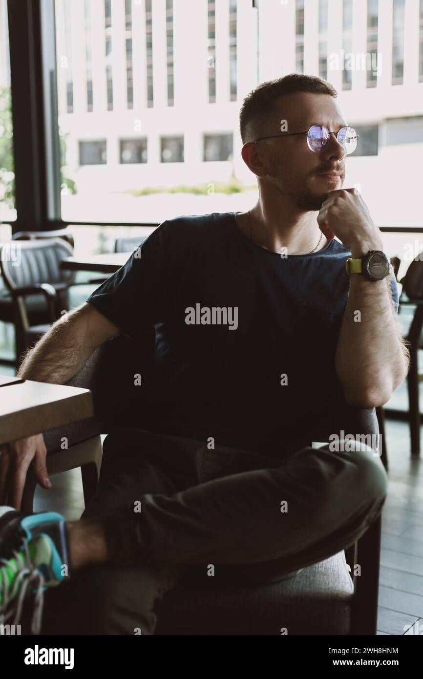 Porträt eines jungen Mannes in Brille Stockfoto