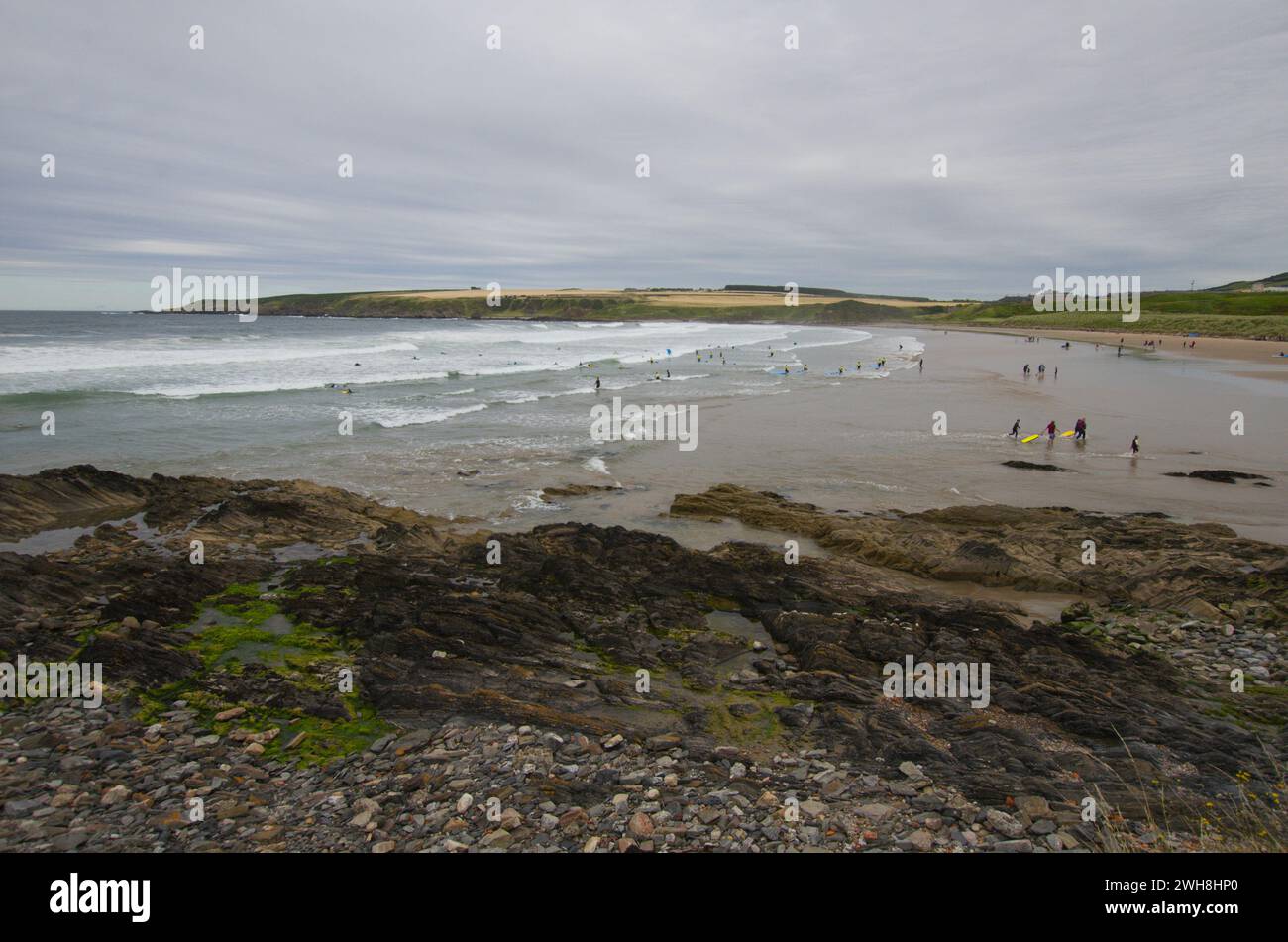 Menschen am Strand von Sandend Bay an der Nordküste von Aberdeenshire Schottland Großbritannien Stockfoto