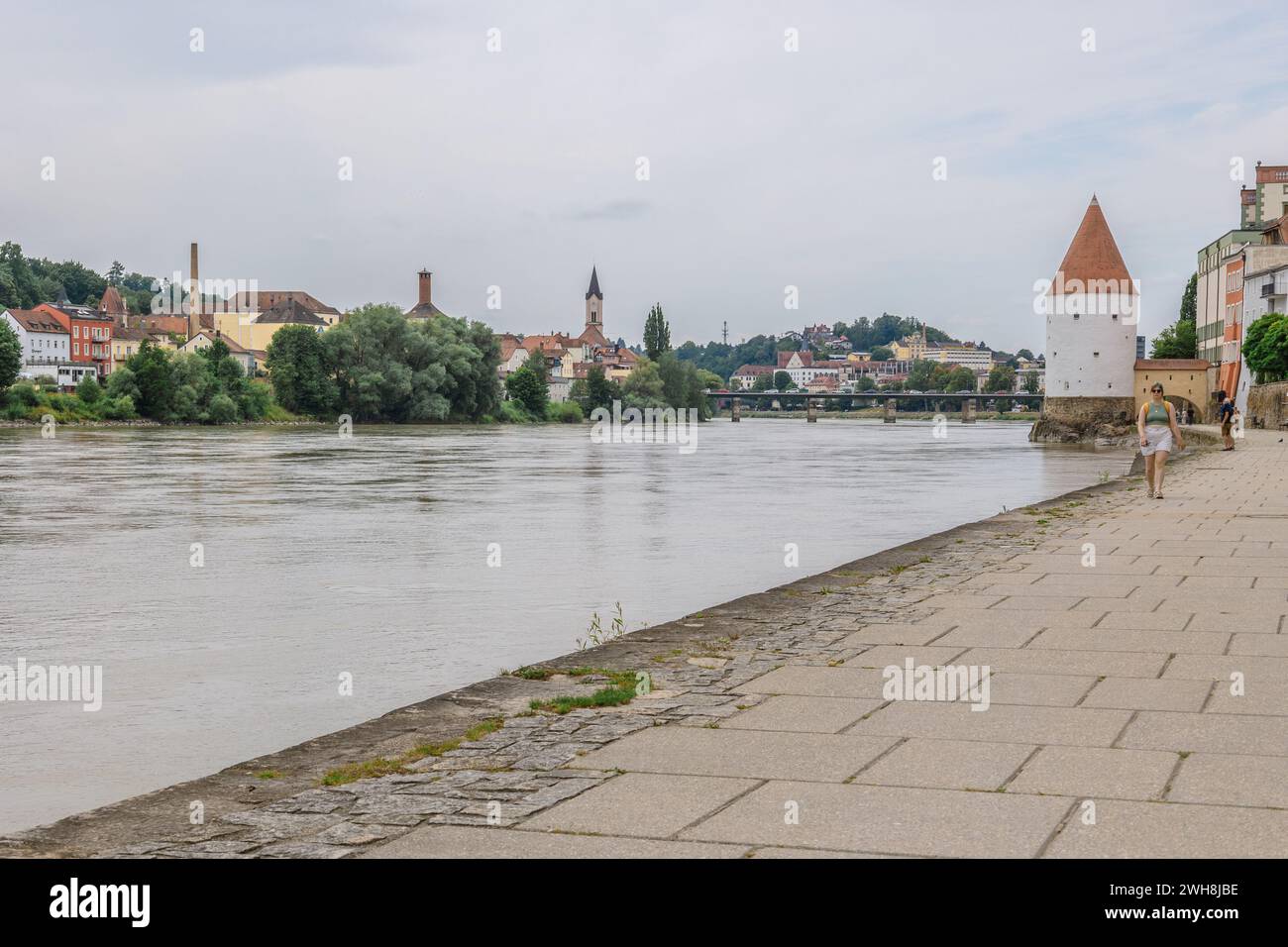 Passau, Deutschland - 21. Juli 2023: Panoramaaussicht Schaibling Tower und Promenade am Inn, Passau, Niederbayern, Deutschland Stockfoto