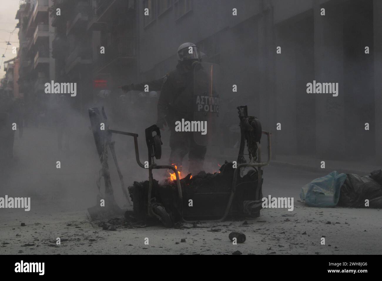 Athen, Griechenland. Februar 2024. Athen, Griechenland 8. Februar 2024. Am 8. Februar 2024 stieß die Polizei mit einer kleinen Gruppe aus dem Protest der Studenten am Eingang der Athens School of Law in Athen, Griechenland, zusammen. (Foto: Kostas Galanis/SIPA USA) Credit: SIPA USA/Alamy Live News Stockfoto
