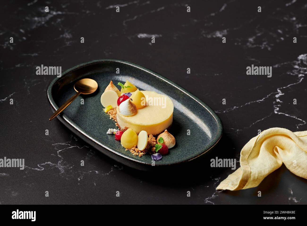 Gebackener Käsekuchen, Zitronenquark, verbrannte Meringue-Küsse, weiße Schokoladenscheibe, Cranberry-Gel, haferstreusel Stockfoto