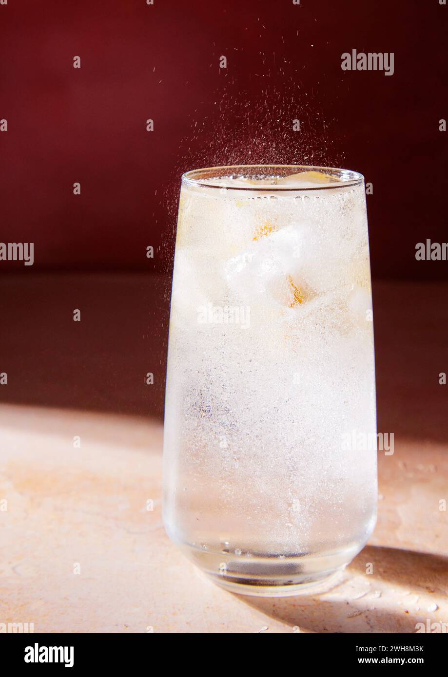 Limonade in einem Glas mit sprudelnden Blasen Stockfoto
