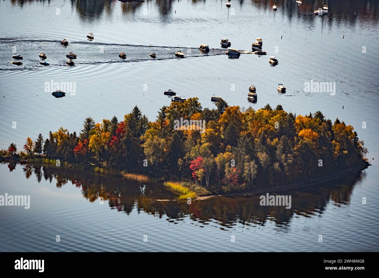 Insel mitten im See monroe, umgeben von bunten bewaldeten Hügeln im Herbst, Mont-Tremblant, Kanada Stockfoto