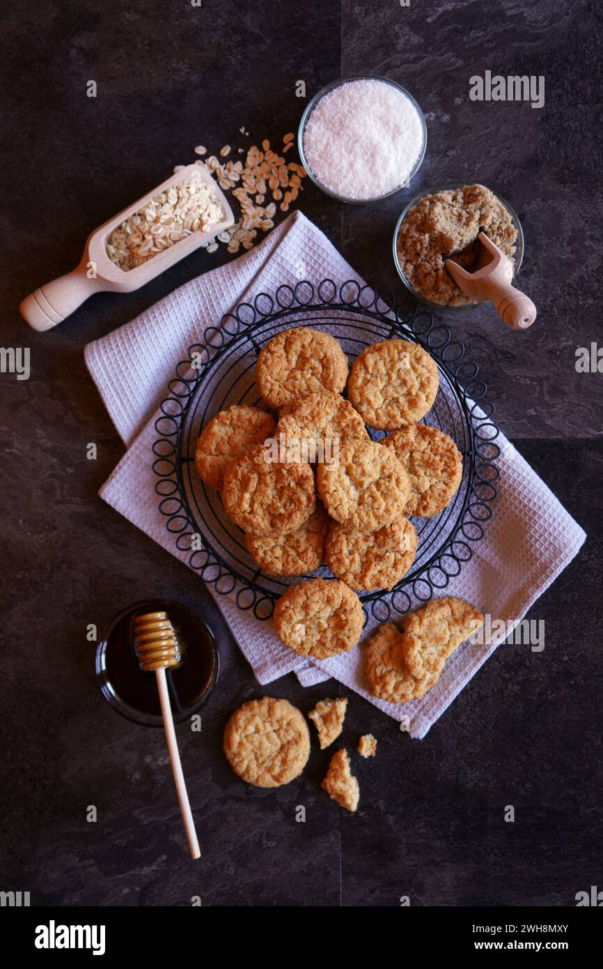 Traditionelle australische Anzac-Kekse aus Haferflocken, Kokosnuss, goldenem Sirup und braunem Zucker. Stockfoto