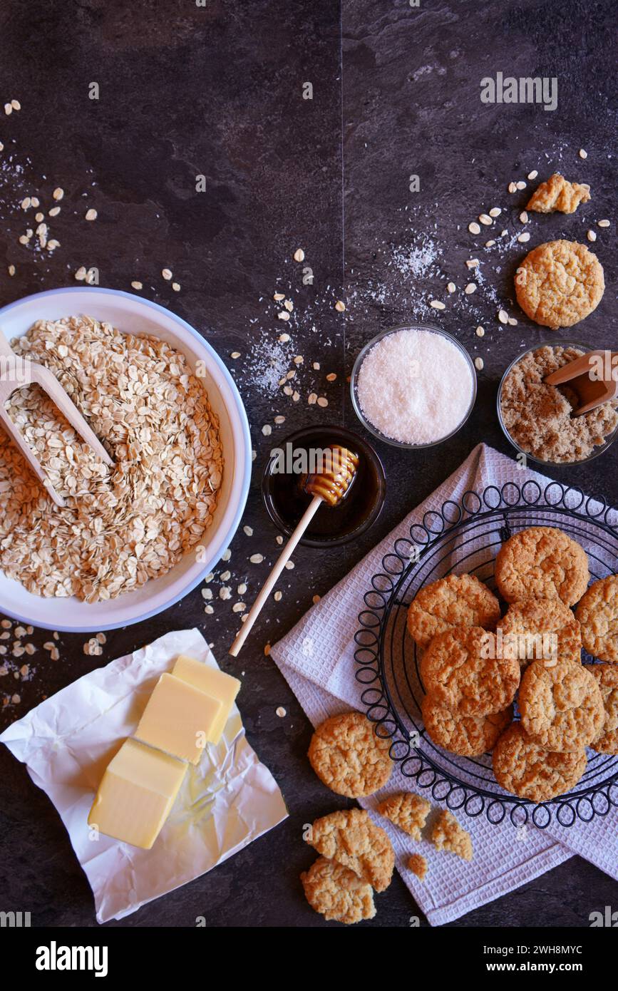 Traditionelle australische Anzac-Kekse aus Haferflocken, Kokosnuss, goldenem Sirup und braunem Zucker. Stockfoto