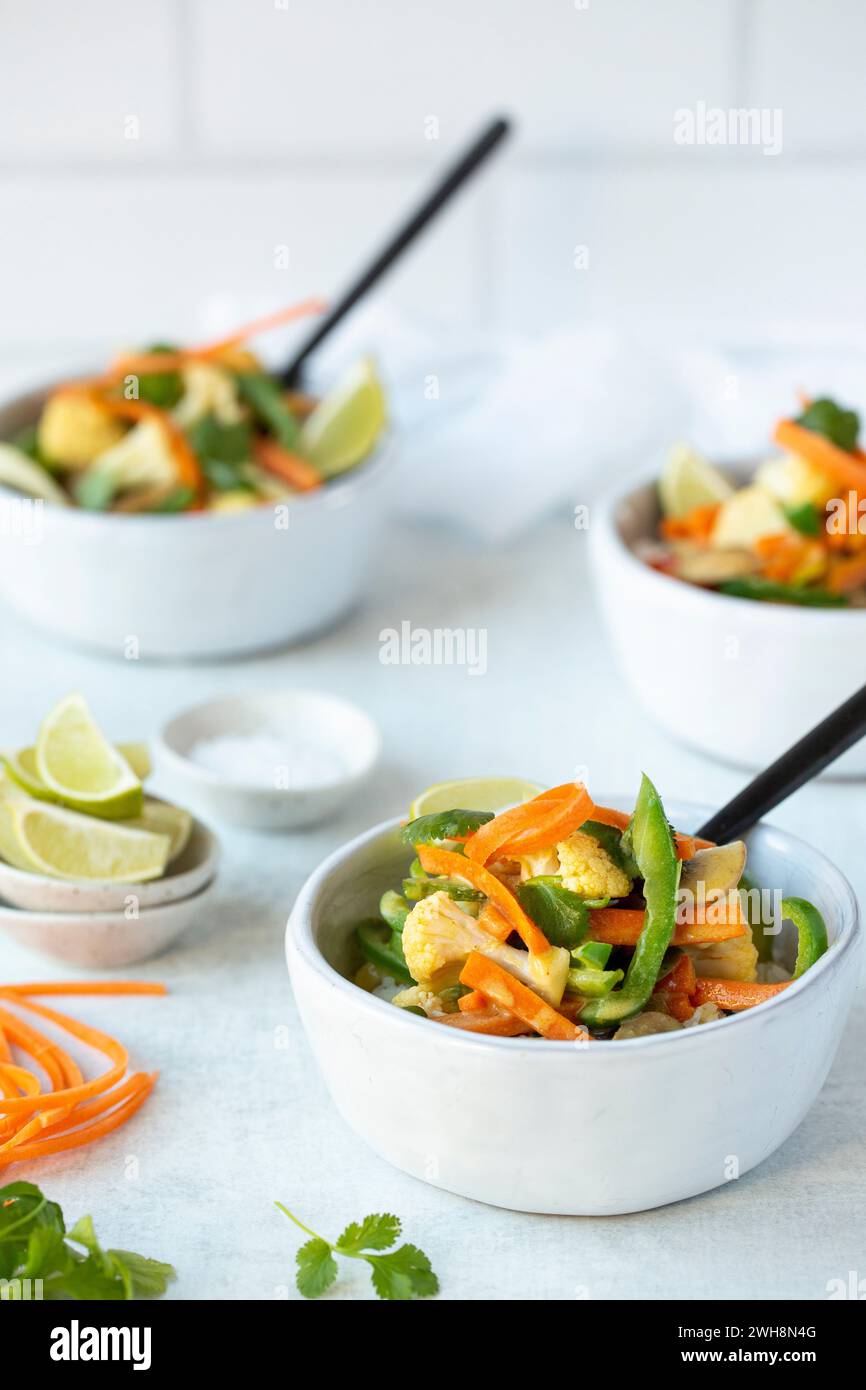 Kokos-Curry-Gemüse in einer weißen Schüssel Stockfoto