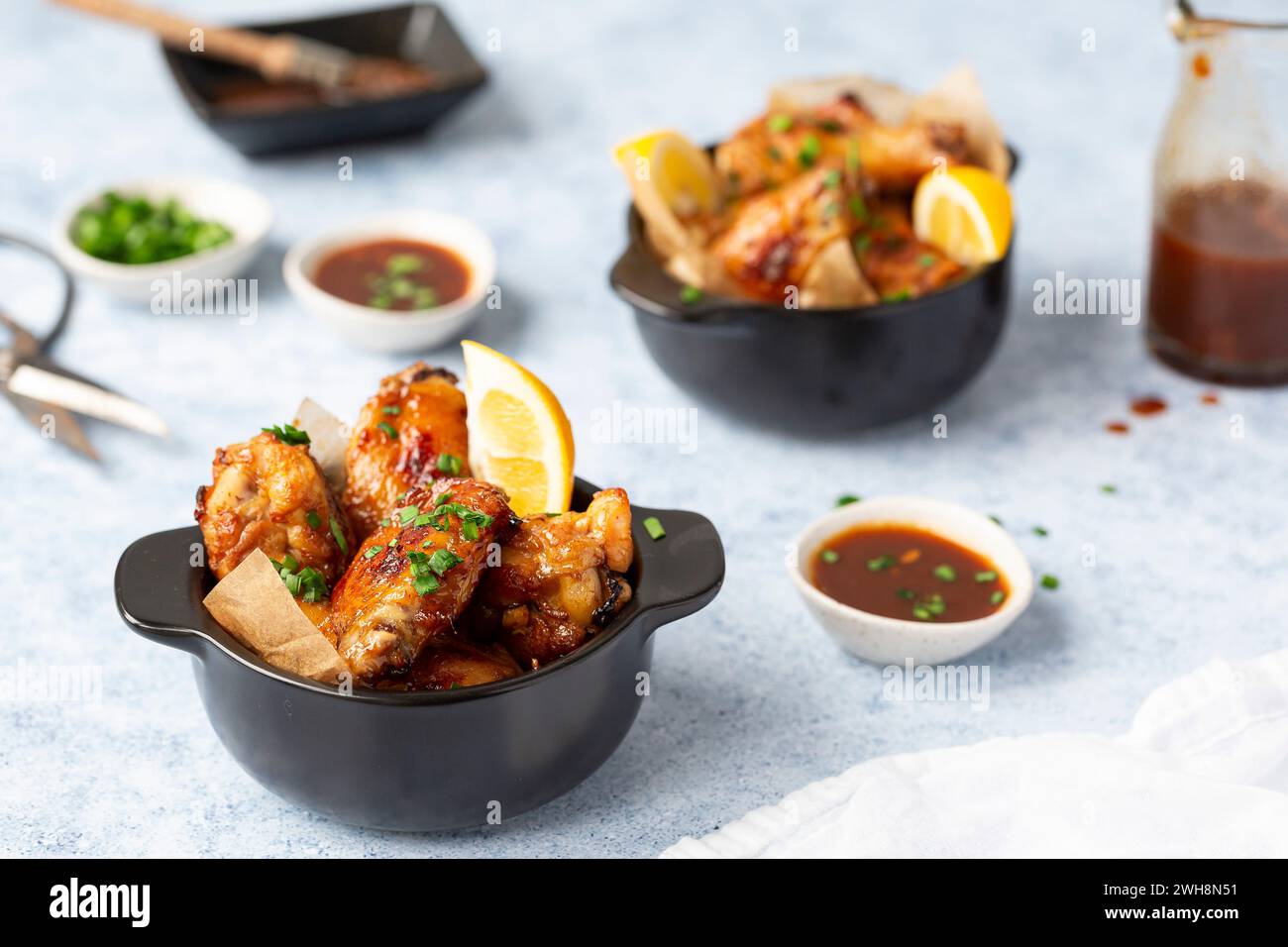 Ahornsoja Hühnchen knabbern in einer schwarzen Schüssel Stockfoto