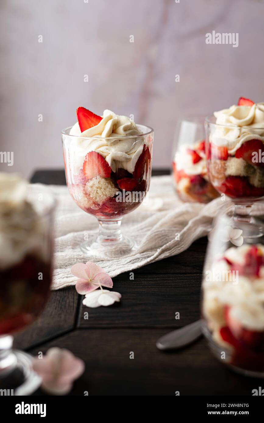 Einzelne Erdbeer-Shortcake-Kleinigkeiten in Dessertgläsern Stockfoto