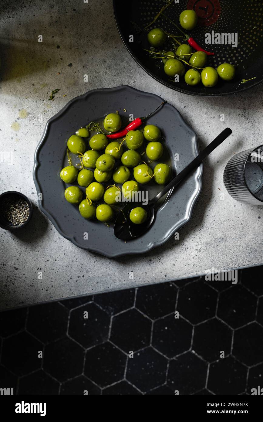 Warme Oliven mit Zitronenthymian und Chili Stockfoto