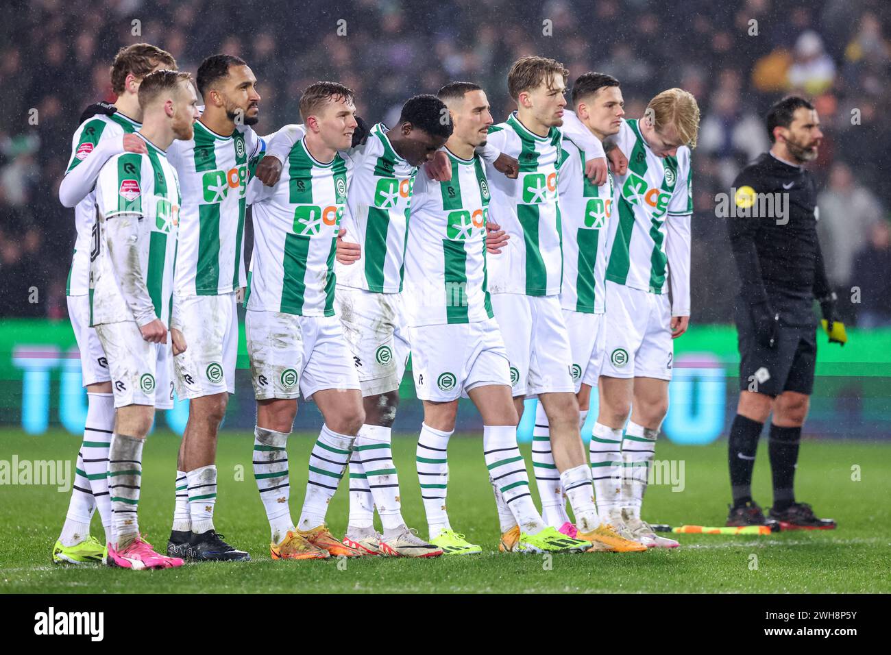 Groningen, Niederlande. Februar 2024. GRONINGEN, NIEDERLANDE - 8. FEBRUAR: Marvin Peersman des FC Groningen, Luciano Valente vom FC Groningen, Romano Postema vom FC Groningen, Thijmen Blokzijl vom FC Groningen, Rui Mendes vom FC Groningen, Isak Dybvik Maatta vom FC Groningen, Fofin Turay vom FC Groningen, Nick Bakker vom FC Groningen, Tika de Jonge vom FC Groningen während des TOTO KNVB Cup Viertelfinales zwischen dem FC Groningen und Fortuna Sittard am 8. Februar 2024 bei Euroborg in Groningen, Niederlande. (Foto: Pieter van der Woude/Orange Pictures) Credit: Orange Pics BV/Alamy Live News Stockfoto