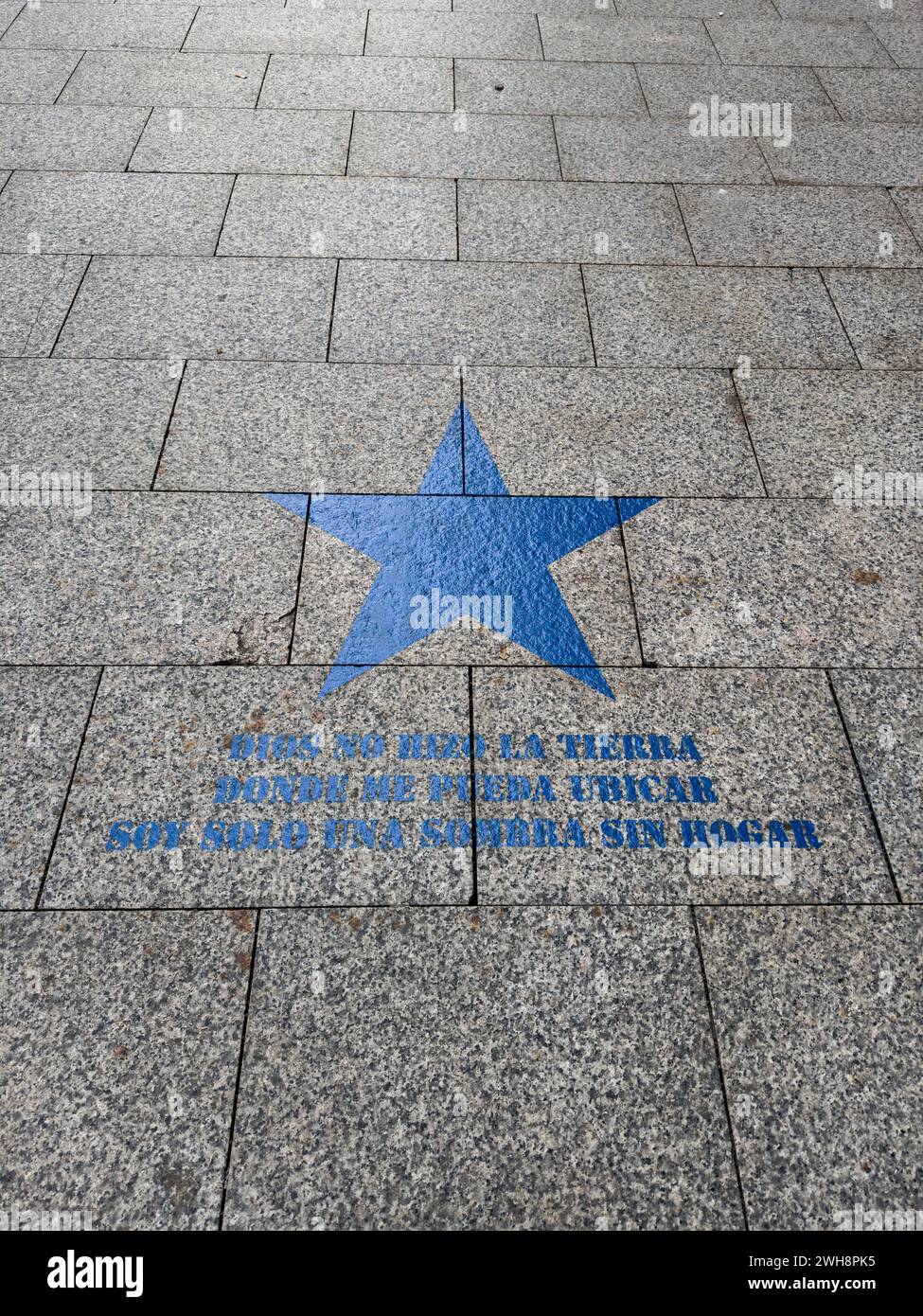 Ein Pfad von Sternen mit Phrasen aus dem Film „Estrella Azul“ über das Leben des lokalen Musikers Mauricio Aznar, deckt Paseo Independencia von Saragossa ab, Stockfoto