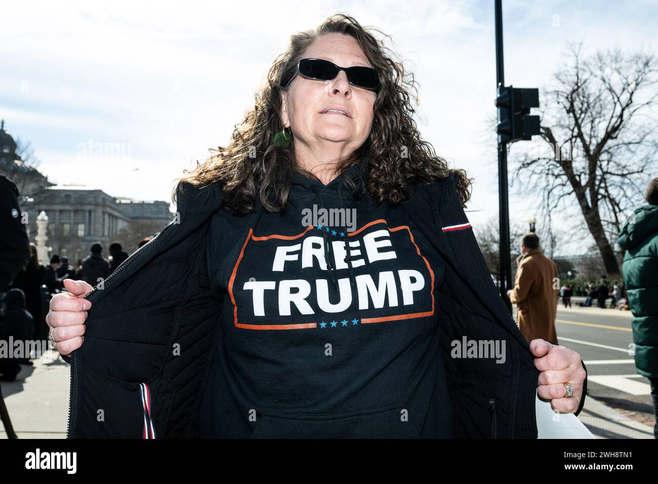 Washington, Usa. Februar 2024. Frau, die ein T-Shirt mit der Aufschrift "Free Trump" vor dem Obersten Gerichtshof trägt. (Foto: Michael Brochstein/SIPA USA) Credit: SIPA USA/Alamy Live News Stockfoto