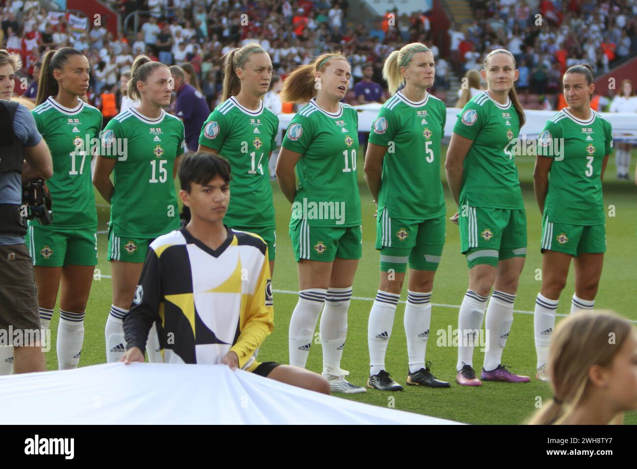 Nationalhymnen England gegen Nordirland UEFA Frauen Euro 15 Juli 2022 St Marys Stadium Southampton Stockfoto