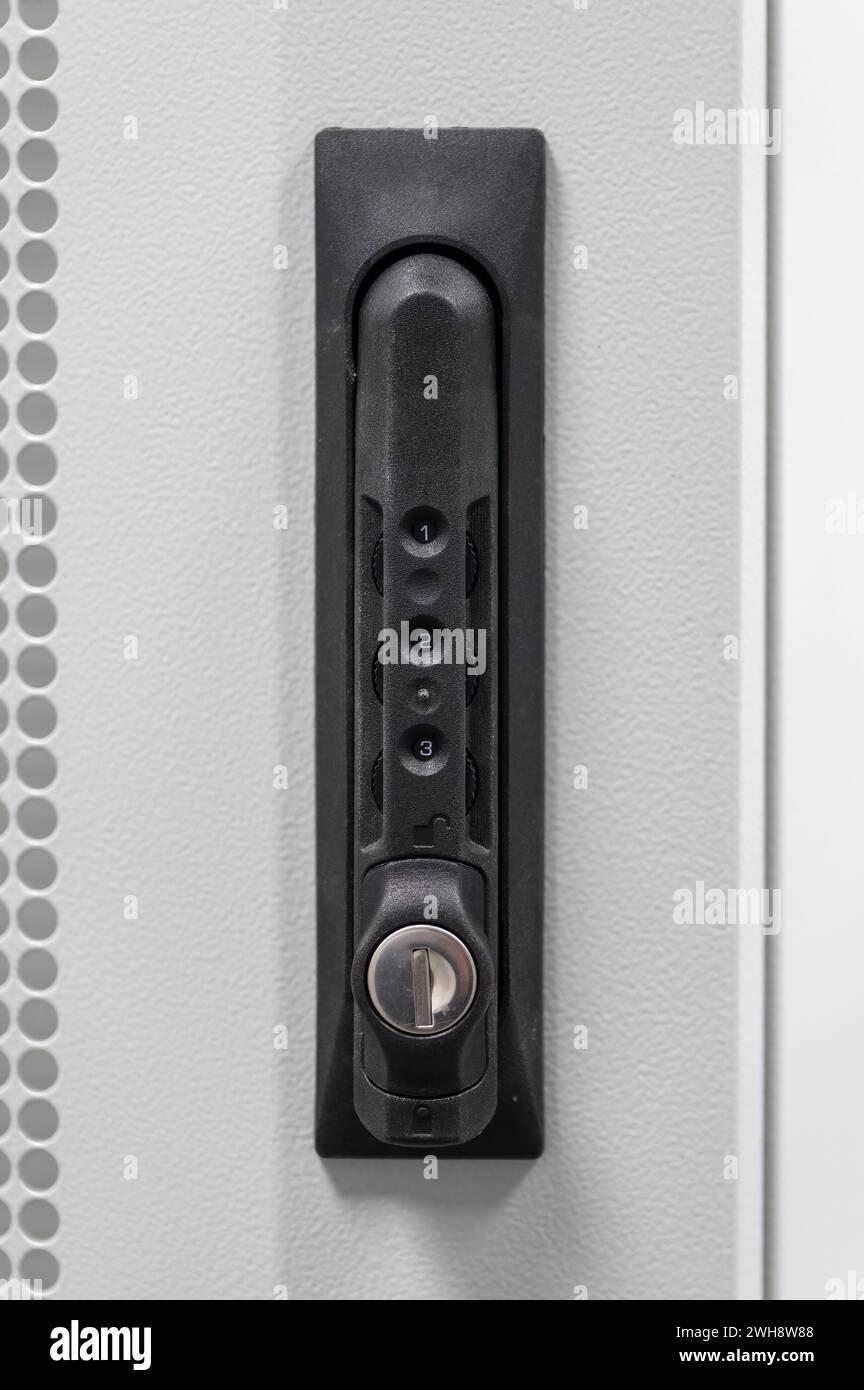 Zahlenkombinationsschloss für einen Computerschrank Stockfoto