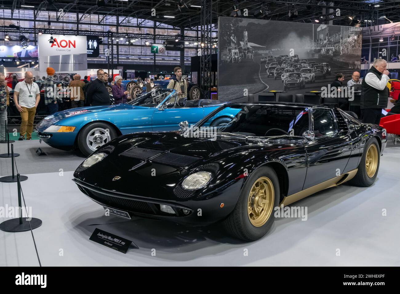 Paris, Frankreich - Rétromobile 2024. Konzentrieren Sie sich auf einen schwarzen Lamborghini Miura P400 S. aus dem Jahr 1970 Stockfoto