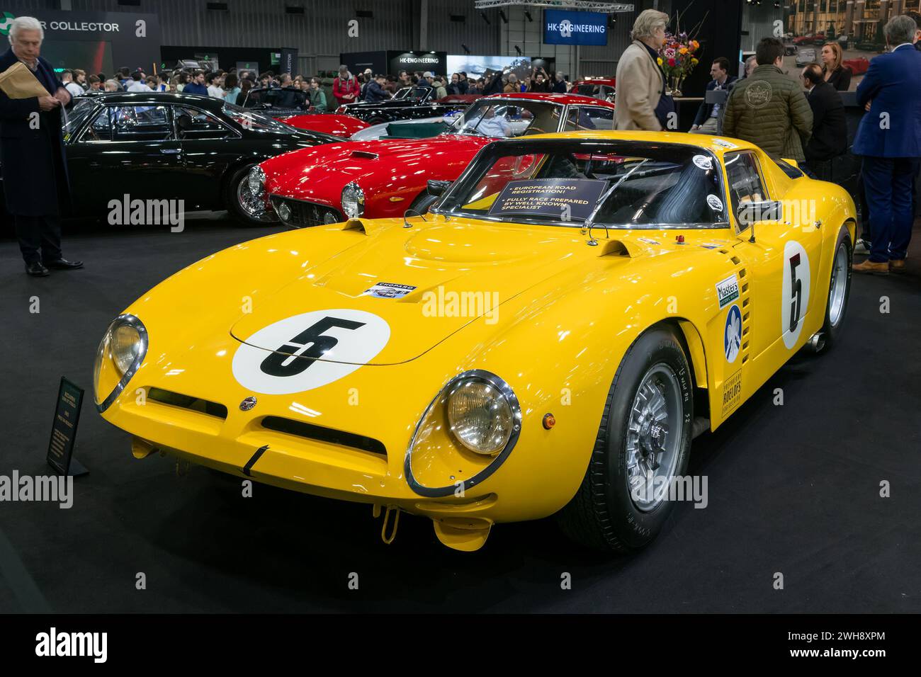 Paris, Frankreich - Rétromobile 2024. Konzentrieren Sie sich auf eine gelbe 1965 Bizzarrini 5300 GT Strada. Stockfoto