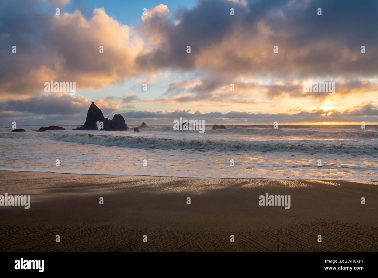 Martin's Beach bei Sonnenuntergang während der Sturmflut im Winter Stockfoto