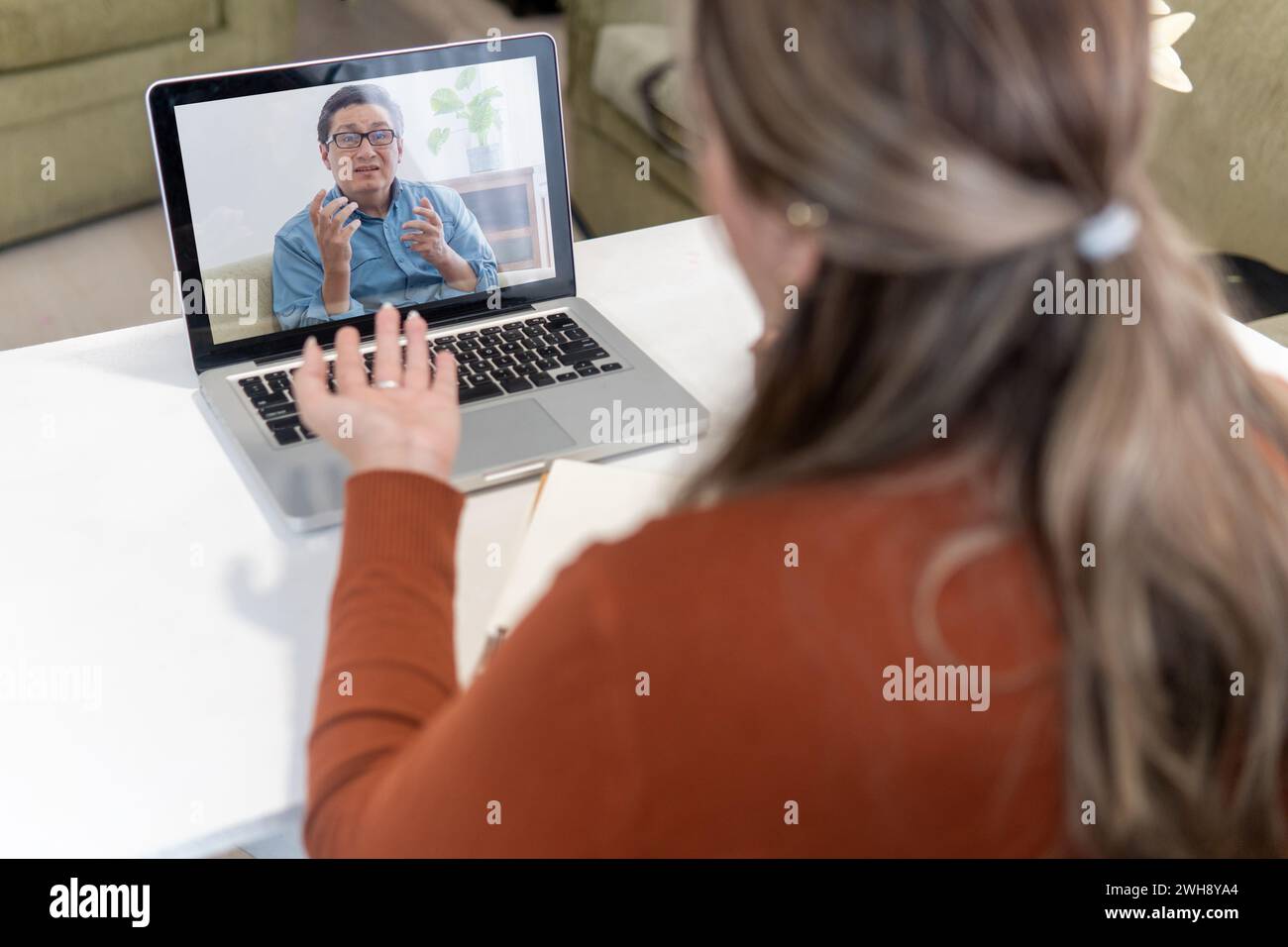 Psychologe, der einem Patienten online am Computer eine Therapie gibt Stockfoto