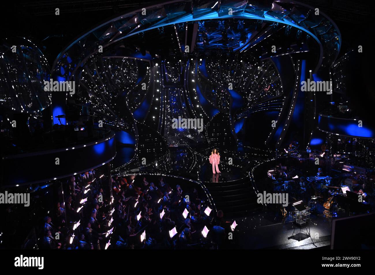 Sanremo, Italien. Februar 2024. Sanremo, 74. Italienisches Song Festival - Dritter Abend im Foto: Teresa Mannino Credit: Independent Photo Agency/Alamy Live News Stockfoto