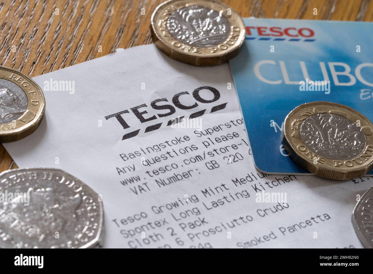 Tesco Beleg mit der Marke Tesco und dem Logo mit einer Tesco Clubkarte und Münzen. Thema: Lebenshaltungskosten, Preisinflation, Treueprogramm Stockfoto