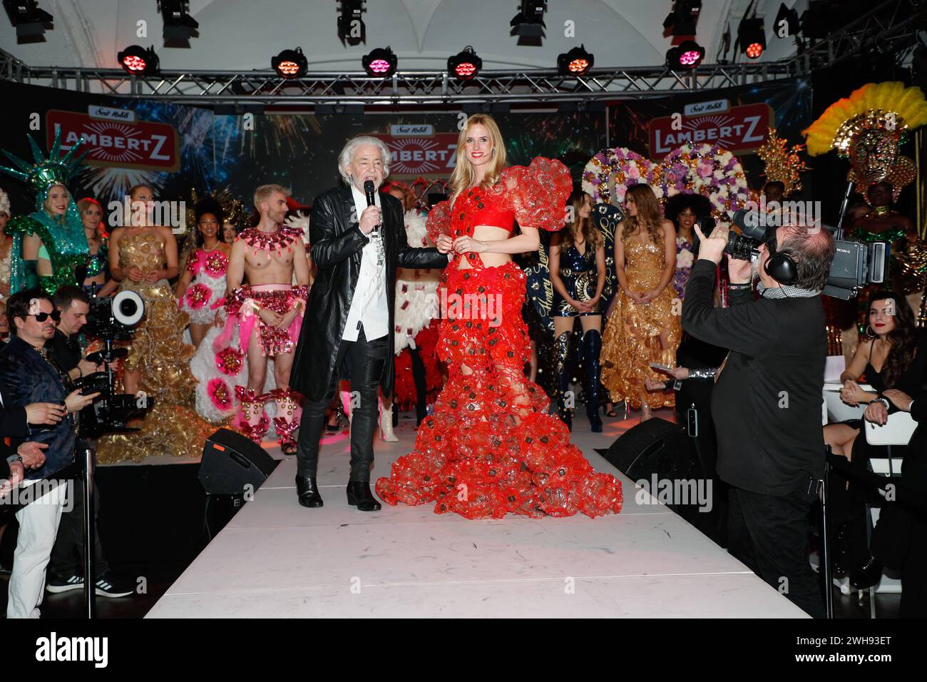 Catwalk Dr.Hermann Bühlbecker, Wilma Elles LAMBERTZ MONTAG ABEND 2024 Schokolade & Fashion Party - wieder im alten Wartesaal am Dom, Köln. *** Catwalk Dr. Hermann Bühlbecker, Wilma Elles LAMBERTZ MONDAY NIGHT 2024 Chocolate Fashion Party wieder im alten Wartezimmer am Kölner Dom Stockfoto