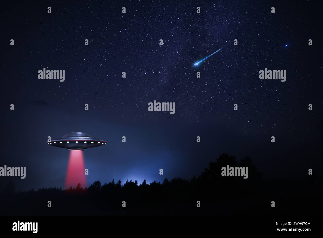 UFO. Ein außerirdisches Raumschiff im Himmel strahlt Lichtstrahl aus. Außerirdische Besucher Stockfoto