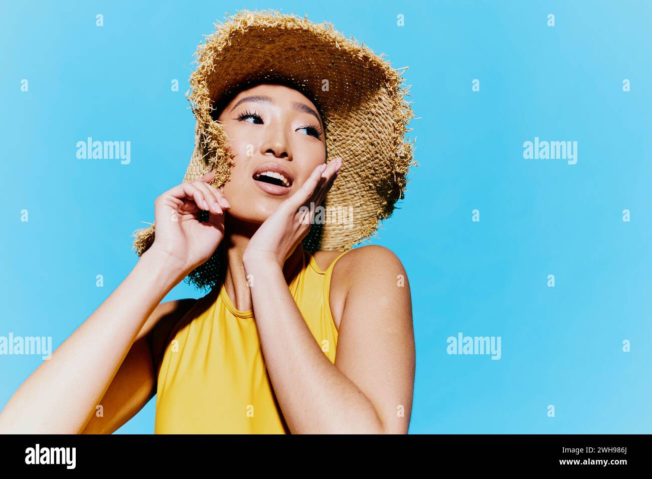 Frau Schönheit Badeanzug Lächeln Sommer gelb Porträt trendige Mode Hut attraktiv Stockfoto