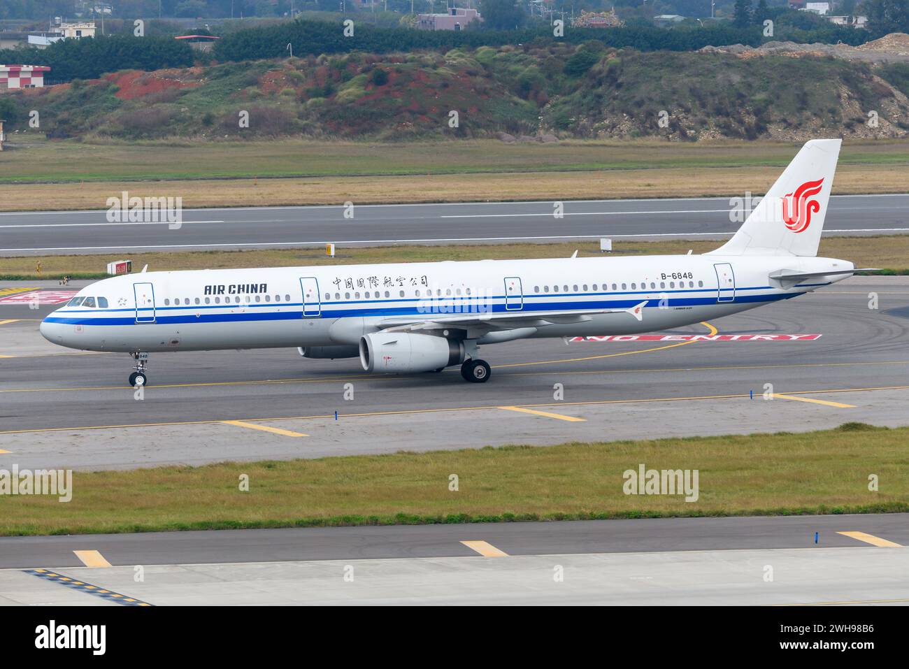 Air China Airbus A321 im Rollverkehr. Flugzeug A321 der chinesischen Fluggesellschaft Air China. Flugzeug von AirChina registriert als B-6848. Stockfoto